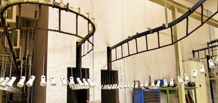 Chain system and furnace of a powder coating plant